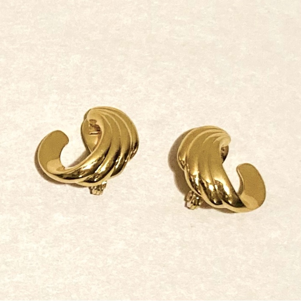 MONET CLIP ON STUD GOLD TONE EARRINGS EXCELLENT CONDITION